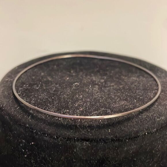 7.5” solid smooth finish back/gray thin Minimalist bangle bracelet - Picture 1 of 8
